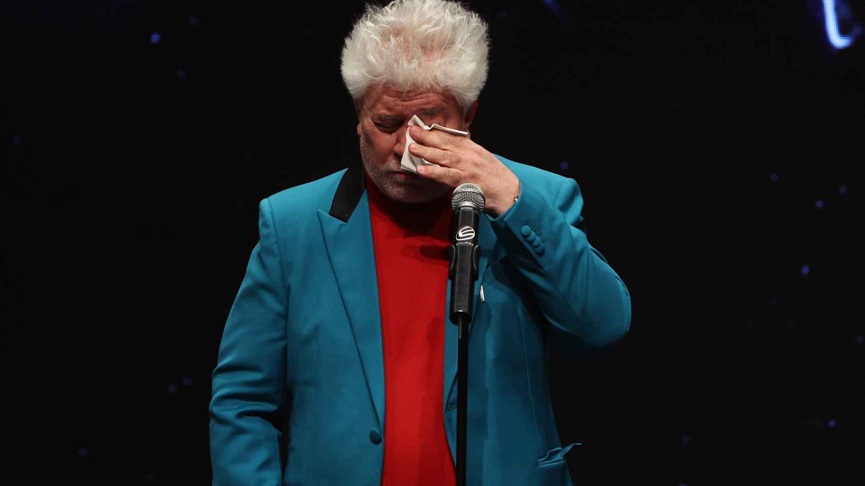 El director Pedro Almodóvar emocionado / EP