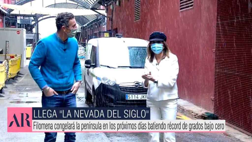 Ana Rosa Quintana y Joaquín Prat, bajo la nieve /TELECINCO