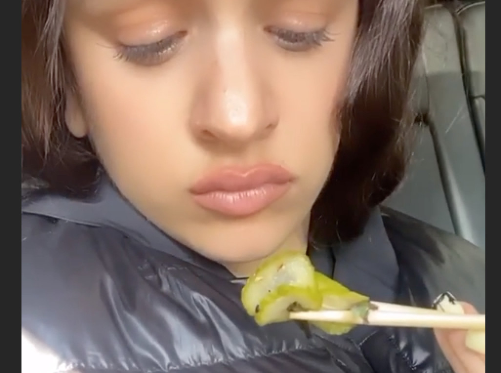 Rosalía se pone a dieta y confía en el pepino para perder peso / INSTAGRAM