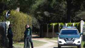 Agentes de la Guardia Civil registran la casa de uno de los investigados por la muerte de Esther López / EFE