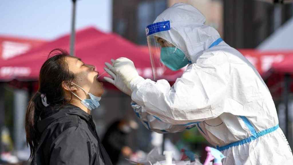 Imagen de archivo de sanitarios contra el coronavirus en China / EP