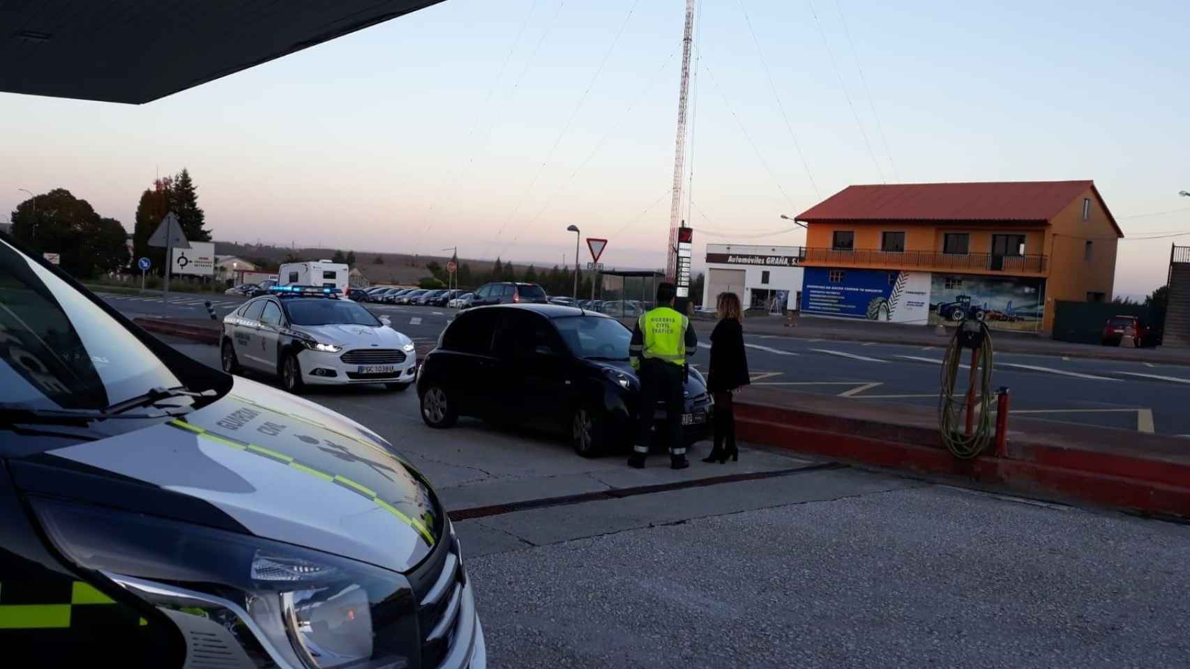 La patrulla de la Guardia Civil durante la actuación con la conductora ebria / EP