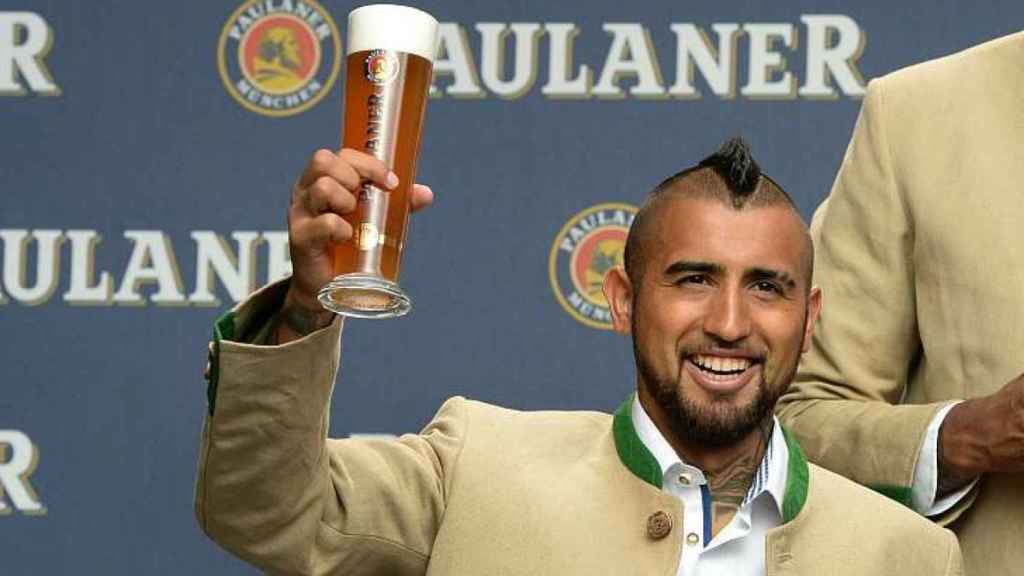 Arturo Vidal, con una cerveza en su etapa en el Bayern | EFE