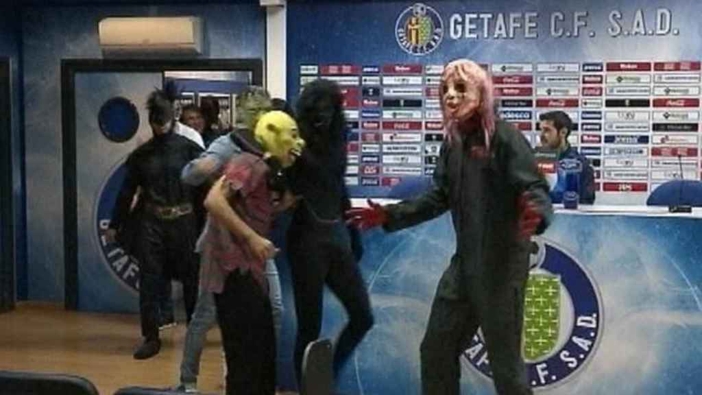 Los jugadores del Barça irrumpen en la rueda de prensa del getafe