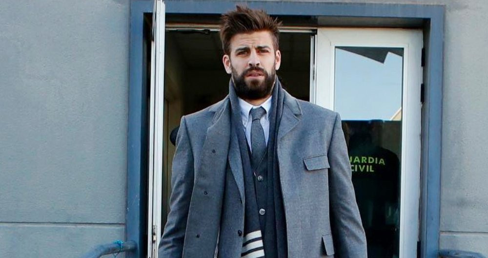 Gerard Piqué, con traje a la llegada a Eindhoven / INSTAGRAM