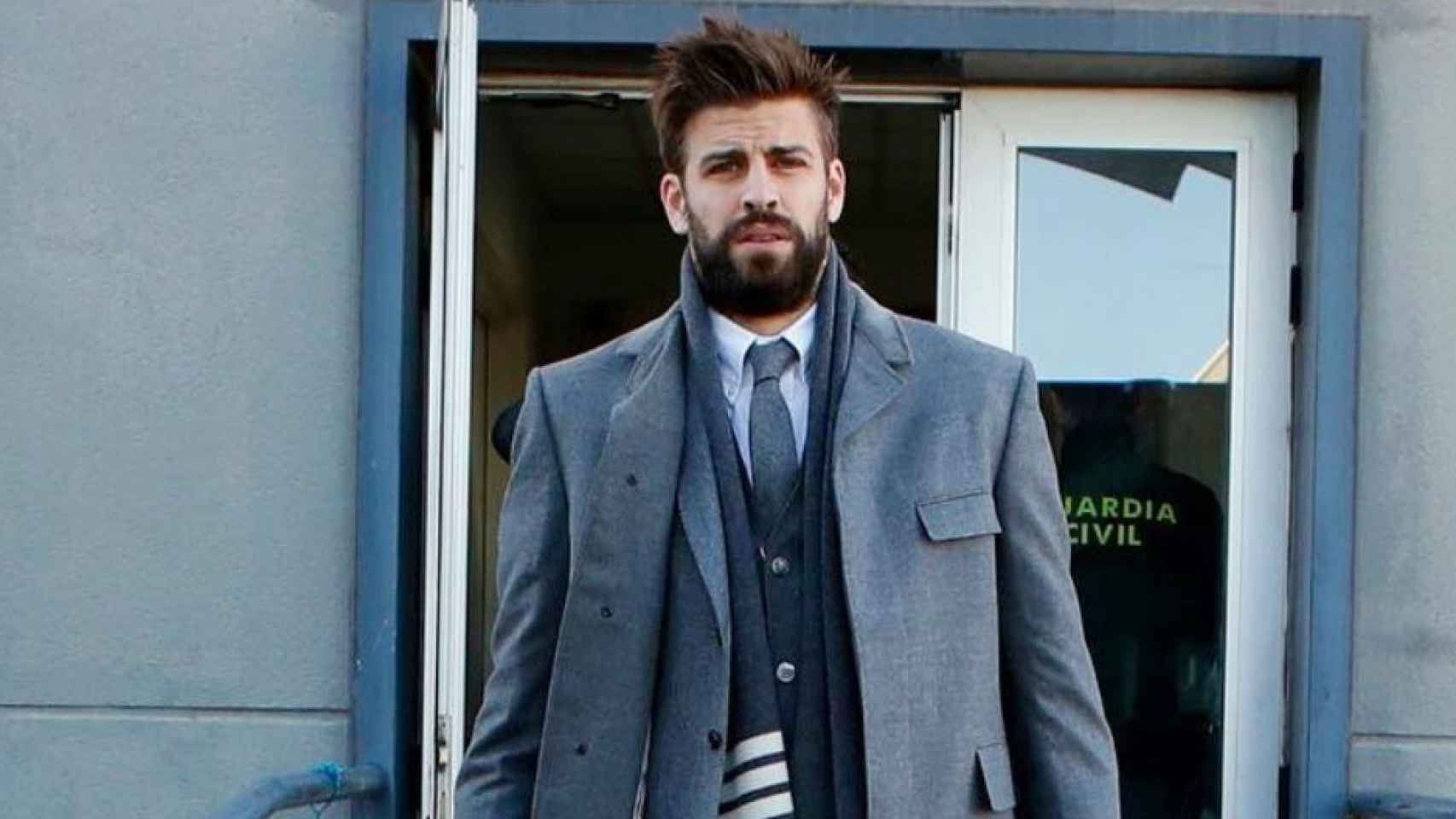 Gerard Piqué, con traje a la llegada a Eindhoven / INSTAGRAM