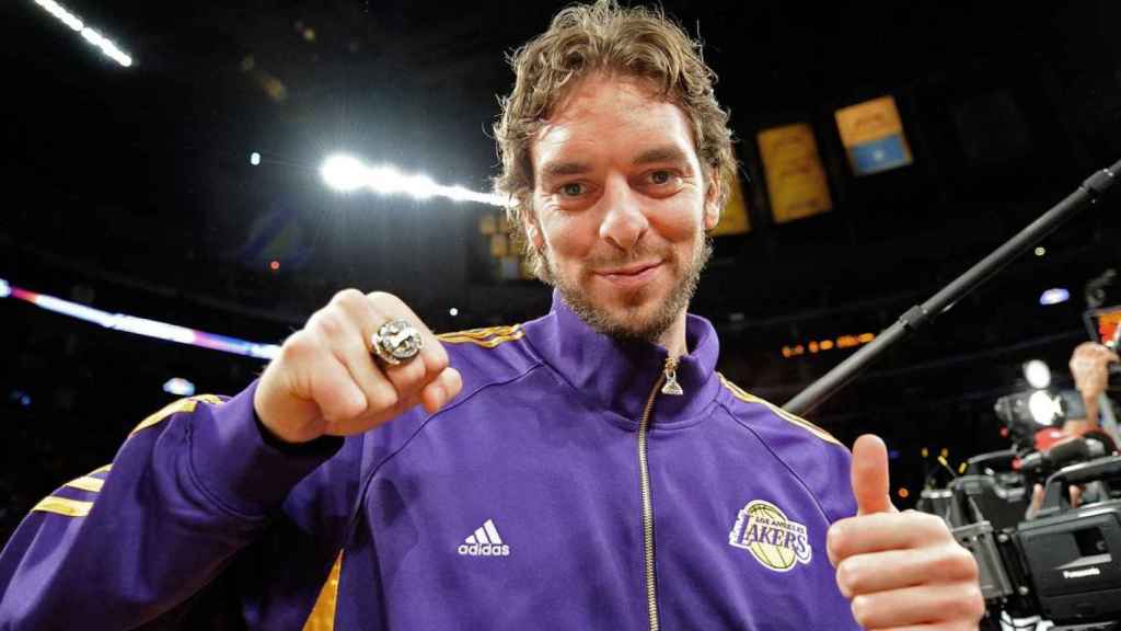 Pau Gasol muestra uno de los dos anillos que ganó con los Lakers