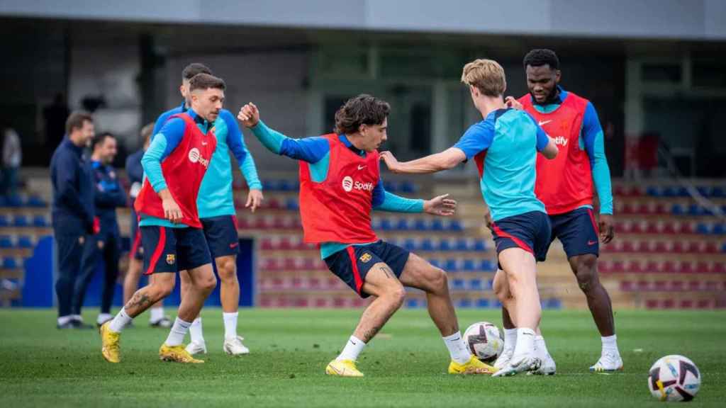 Los jugadores del Barça en un rondo de entrenamiento / FCB