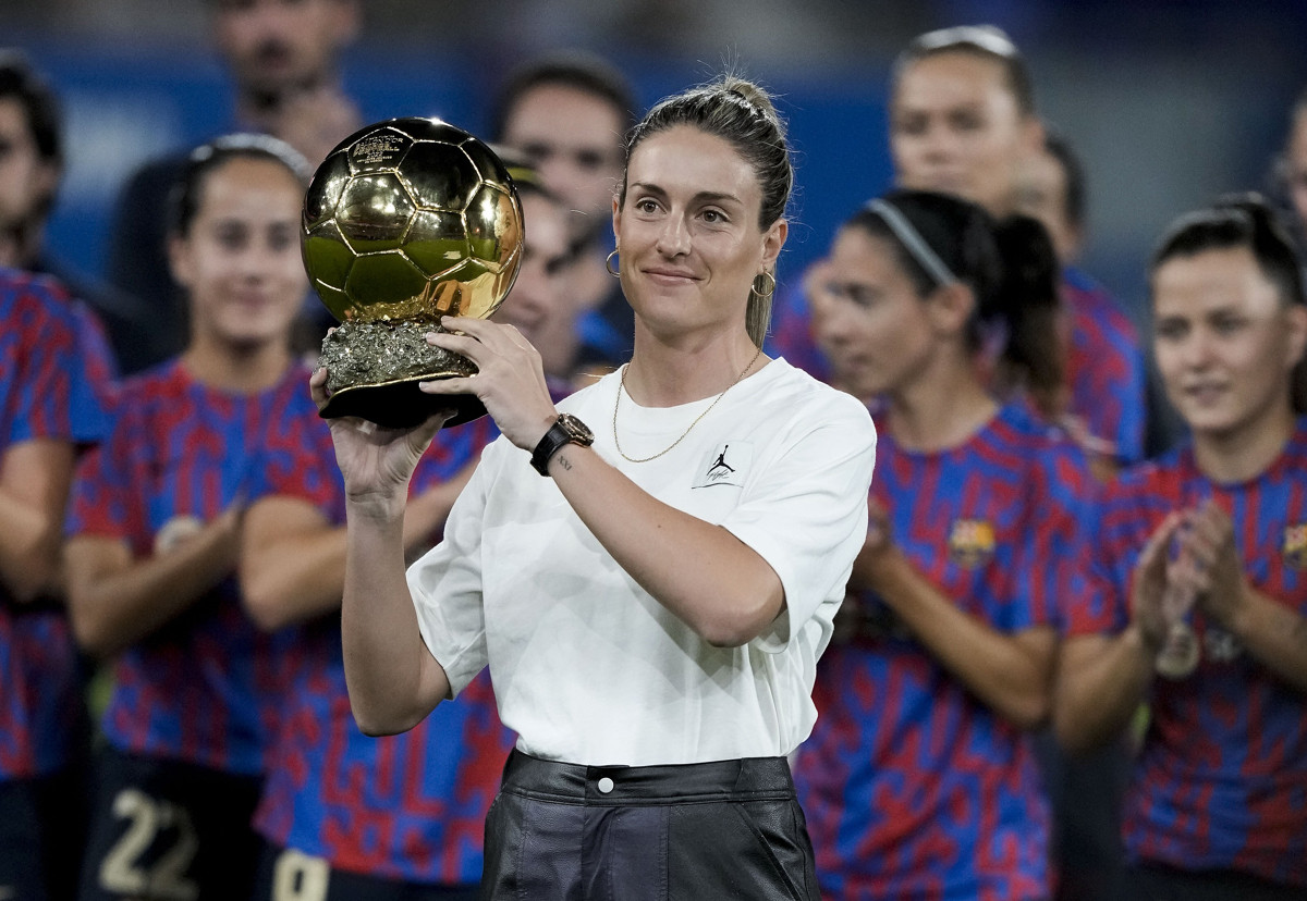 Alexia Putellas, posando con su segundo Balón de Oro / EFE