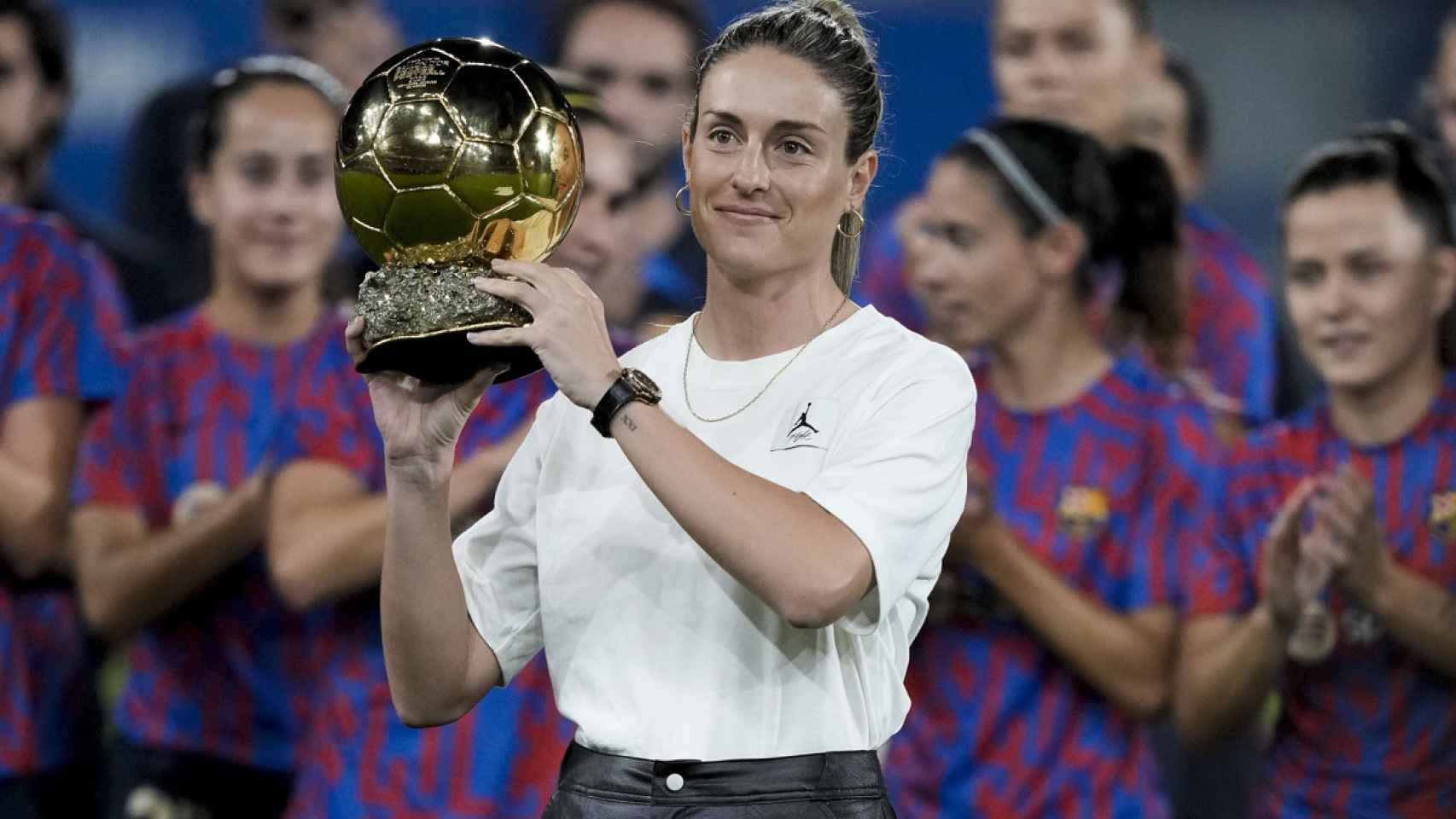 Alexia Putellas, posando con su segundo Balón de Oro / EFE