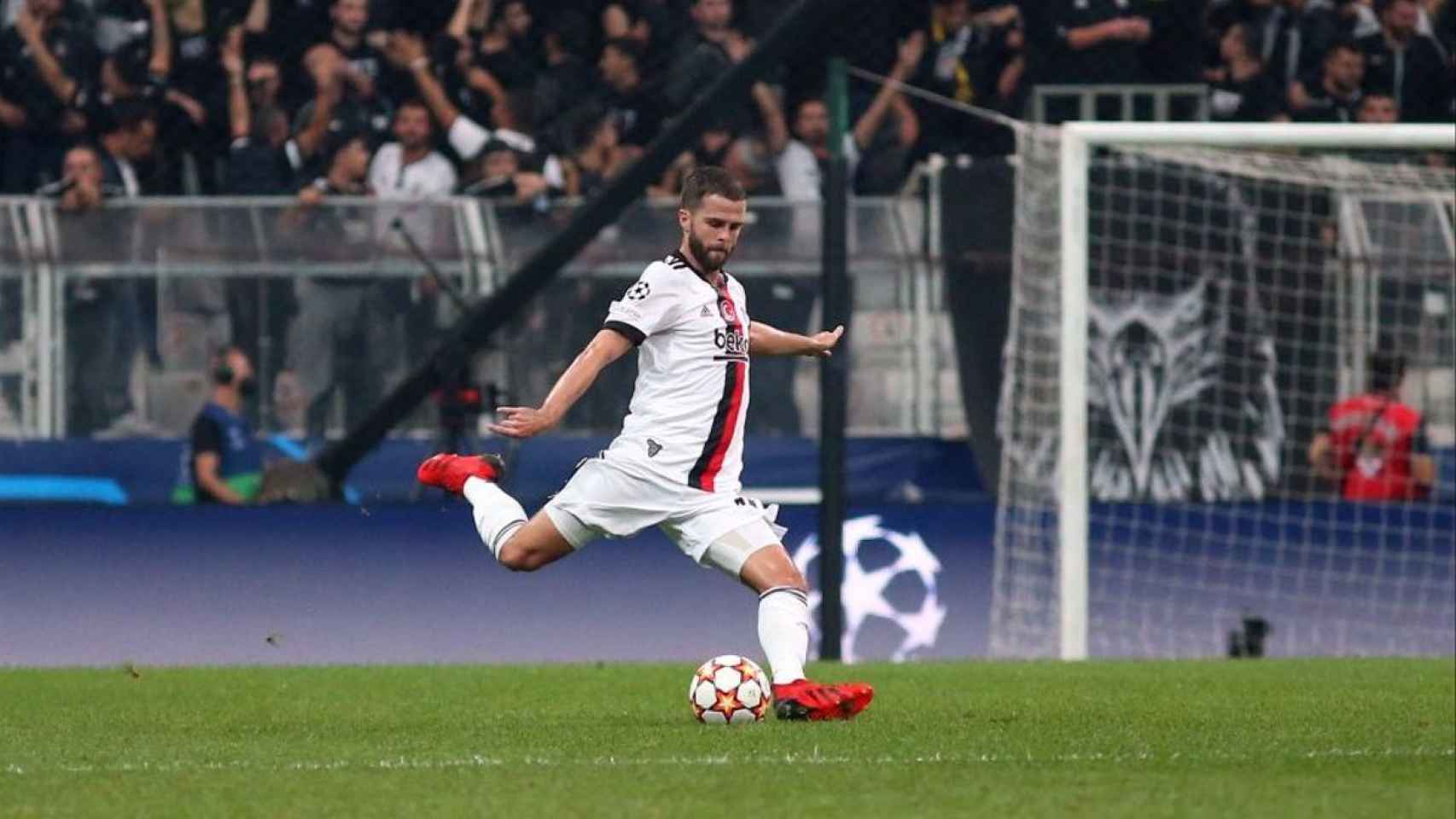 Miralem Pjanic, en un partido del Besiktas / AGENCIAS