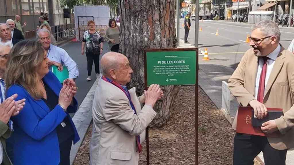 La vicepresidenta Elena Fort participa en la inauguración de una placa conmemorativa / FCB