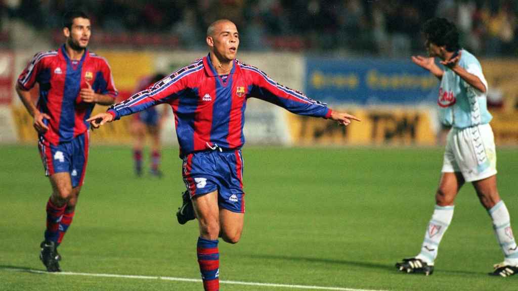 Ronaldo Nazário celebrando un gol con el Barça