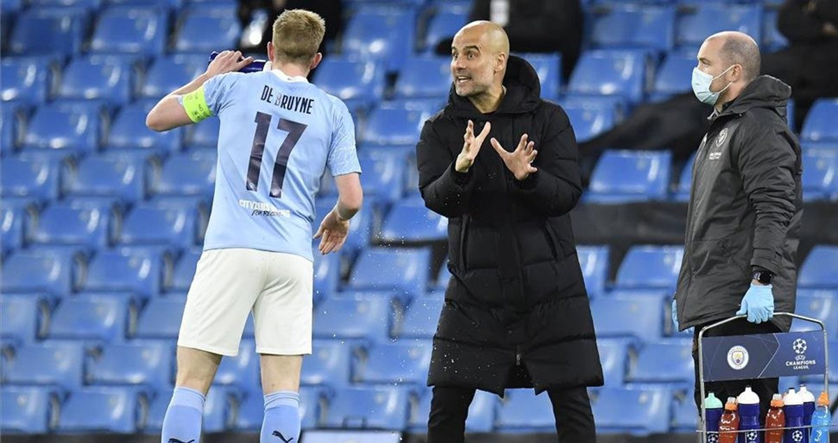 Pep Guardiola dando instrucciones a De Bruyne ante el Borussia Dortmund / REDES