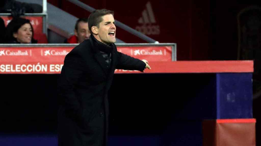 Robert Moreno dirigiendo a La Roja contra Rumania / EFE