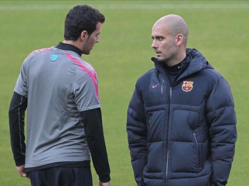 Sergio Busquets y Pep Guardiola / EFE