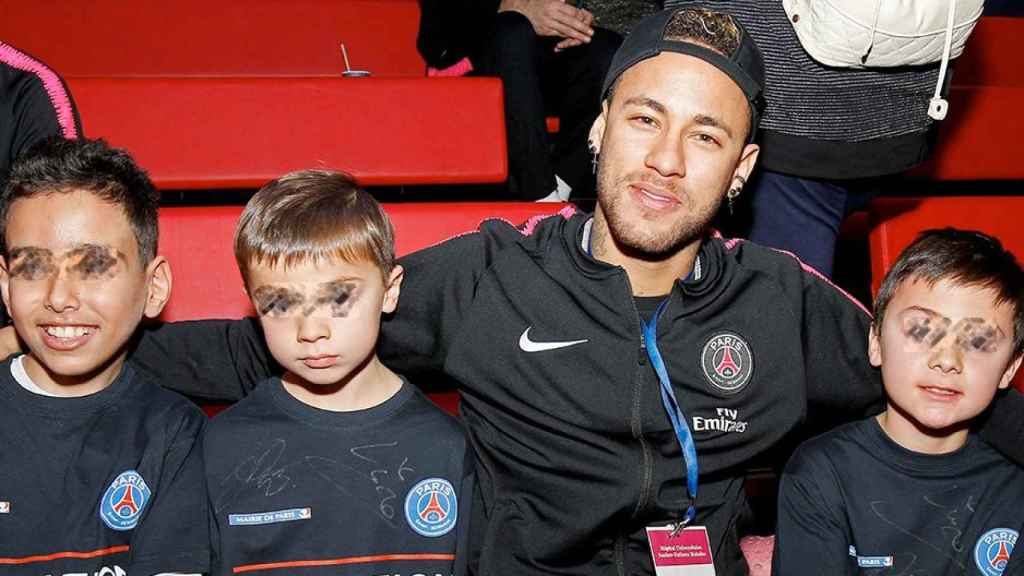 El futbolista brasileño Neymar posa junto a tres niños durante la visita al hospital infantil parisino Necker / EFE