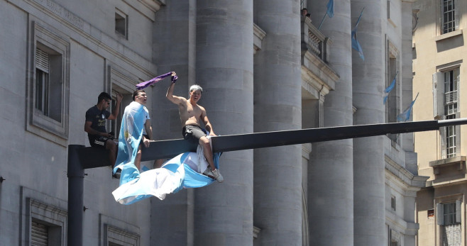 Aficionados argentinos celebran la victoria de su selección en el Mundial de Qatar / EFE