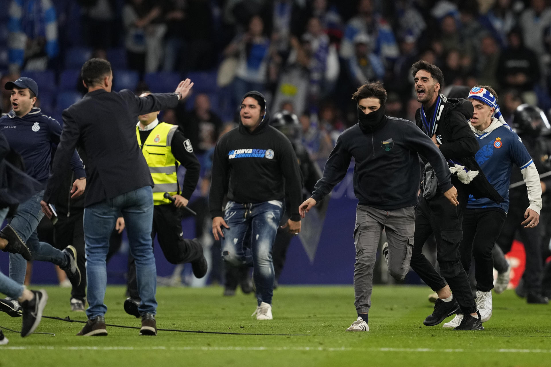 Radicales del Espanyol invadieron el campo tras proclamarse el Barça campeón de Liga / EFE