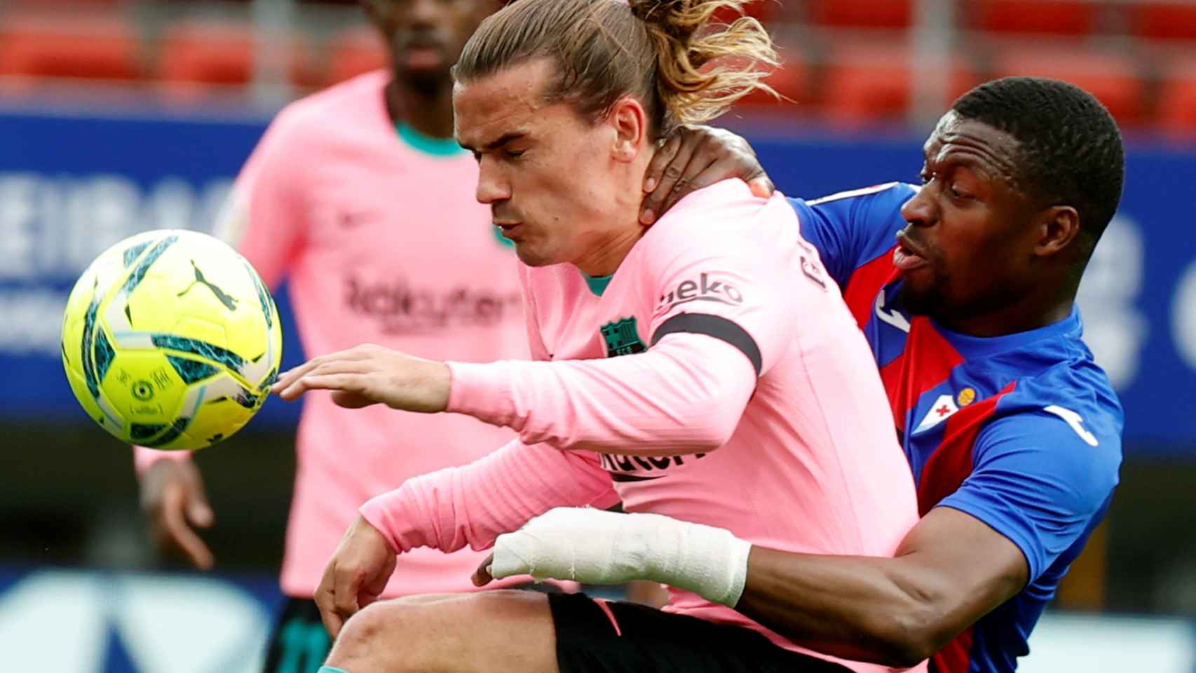 Griezmann, en una acción peleada durante el Eibar-Barça / EFE