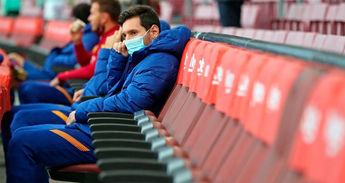 Leo Messi, sentado en el banquillo y con mascarilla en el Barça-Betis / FCB