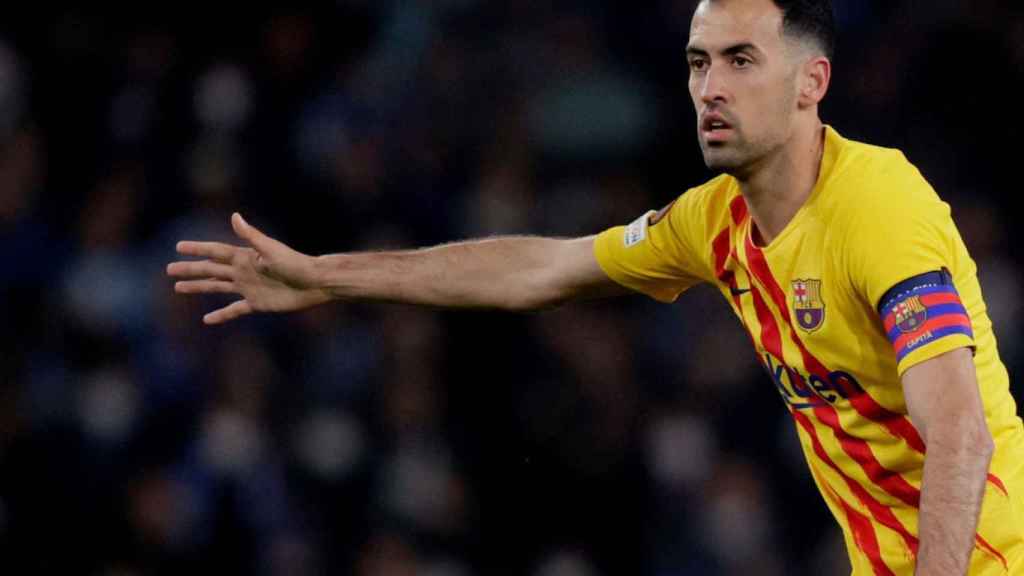 Sergio Busquets dando indicaciones con el Barça / Redes