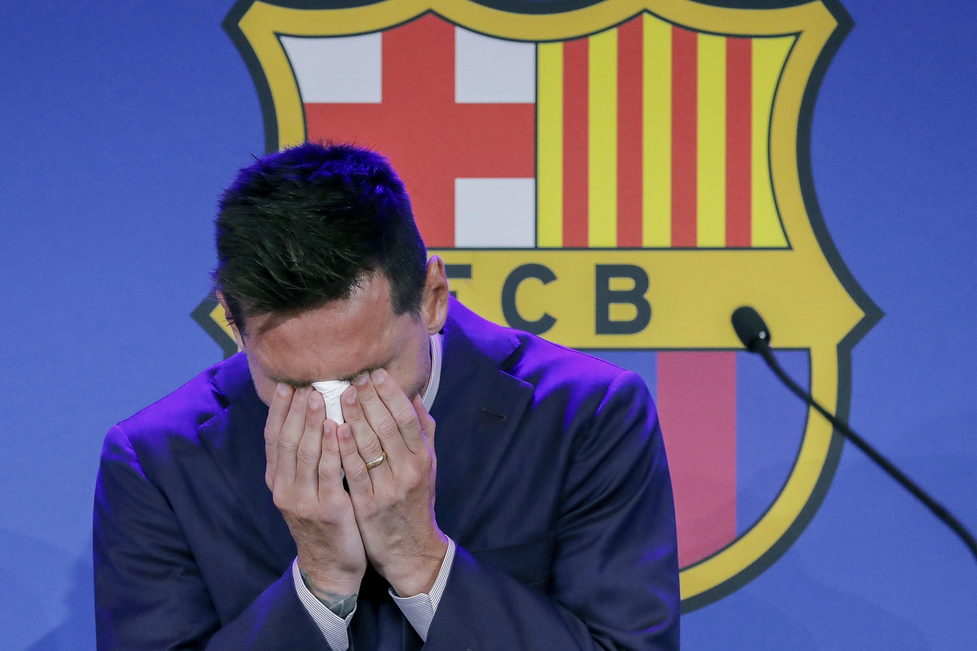 Leo Messi rompe a llorar en la rueda de prensa de su despedida / EFE