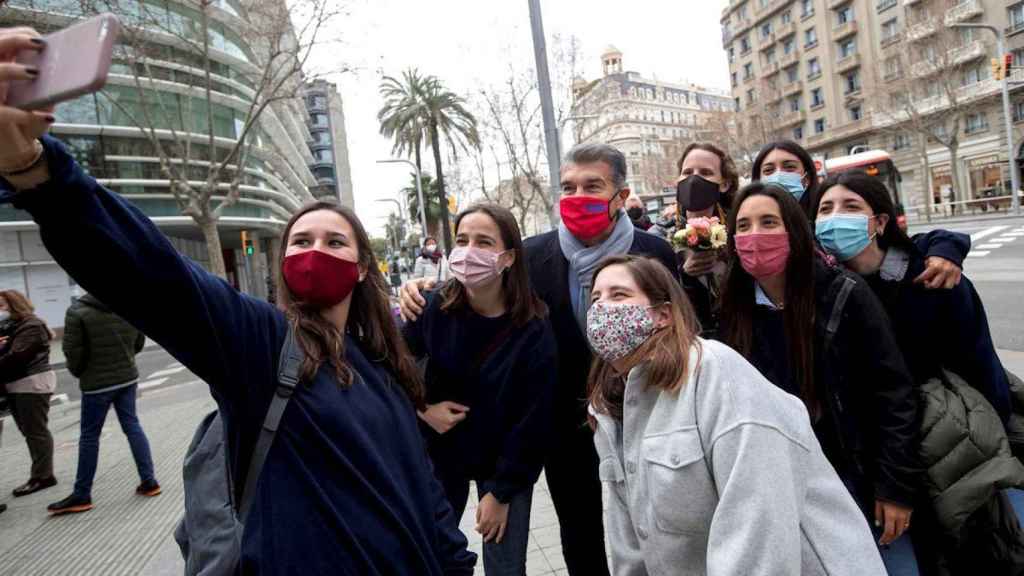 Laporta con unas seguidoras / EFE