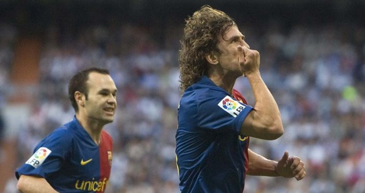 Carles Puyol celebrando su gol en el 2009 en el Bernabéu / EFE