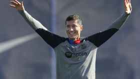 Robert Lewandowski, sonriente durante un entrenamiento con el FC Barcelona / EFE