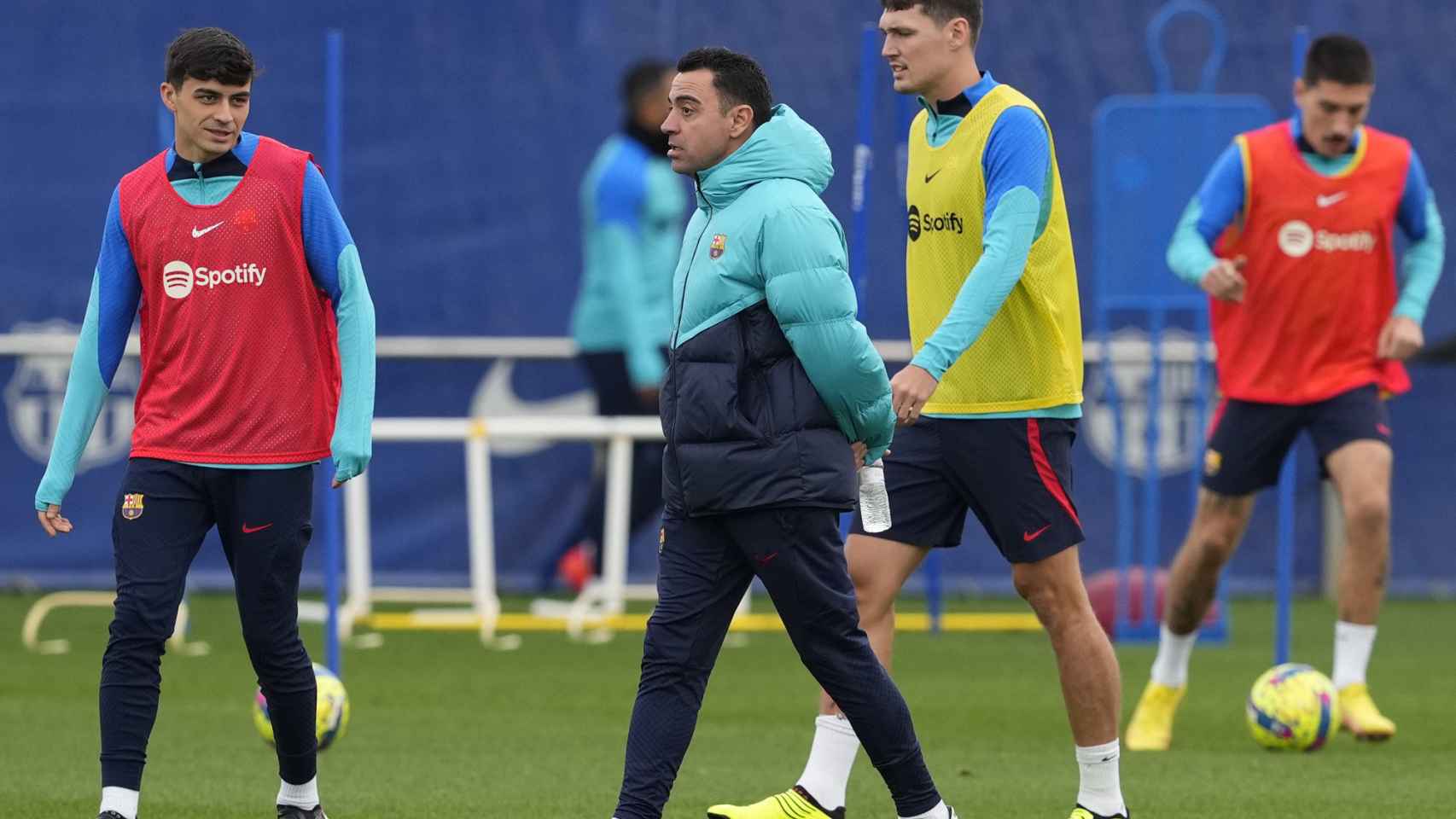 Xavi, junto a Christensen, Pedri y Bellerín en un entrenamiento / FCB