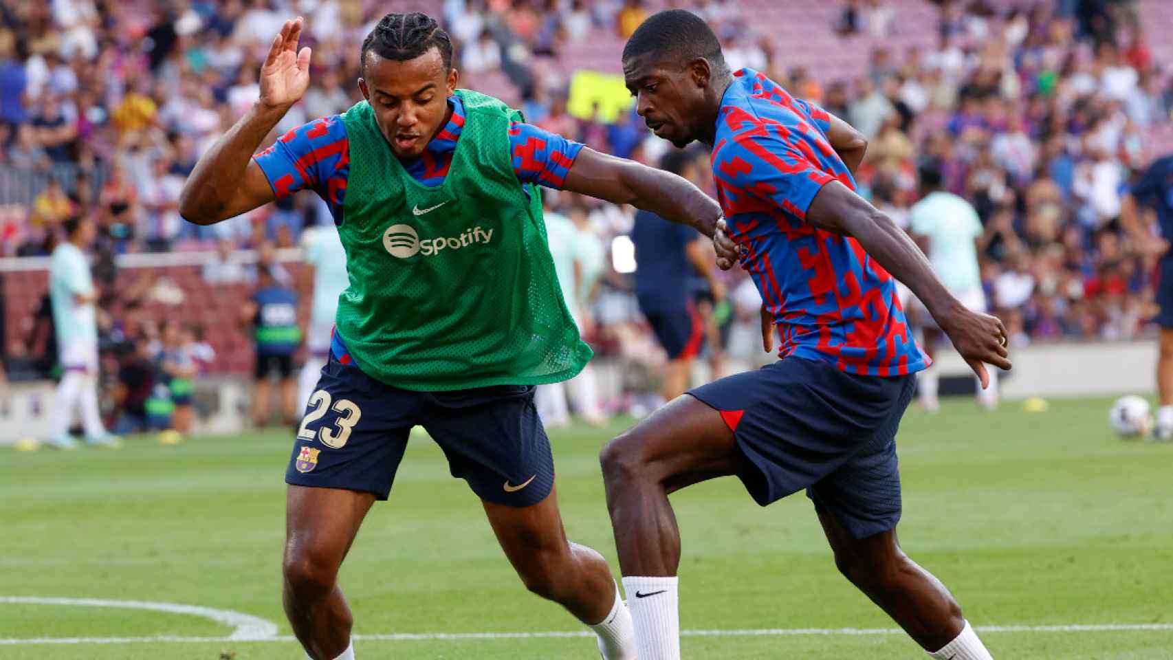 Jules Koundé y Ousmane Dembelé calientan antes del partido del Barça contra el Valladolid / FCB