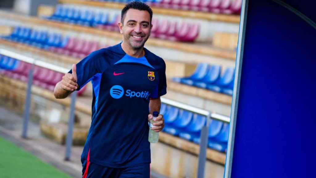 Xavi Hernández sonríe a los medios durante un entrenamiento del Barça / FC Barcelona