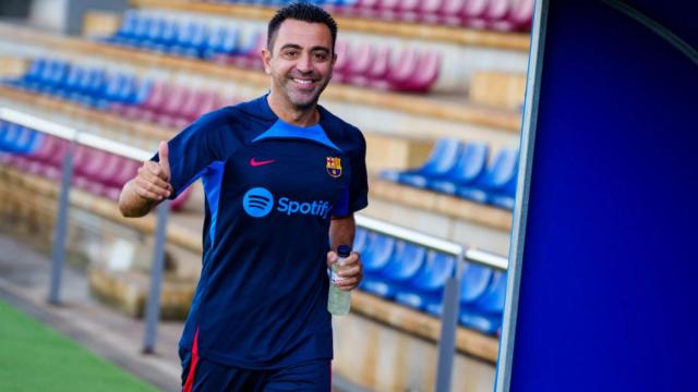 Xavi Hernández sonríe a los medios durante un entrenamiento del Barça / FC Barcelona