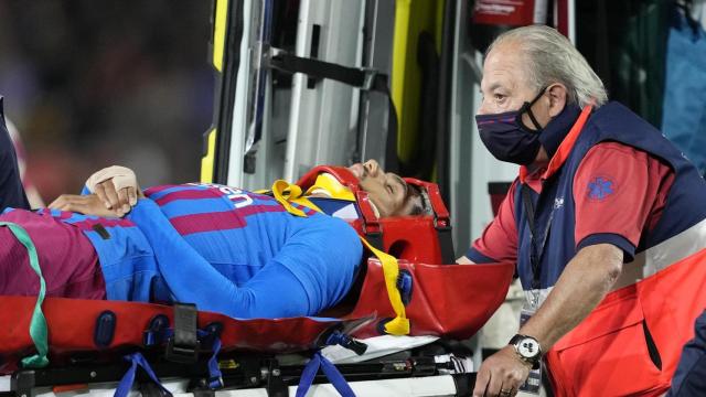 Araujo es retirado en camilla del Camp Nou tras sufrir un aparatoso choque con Gavi / EFE