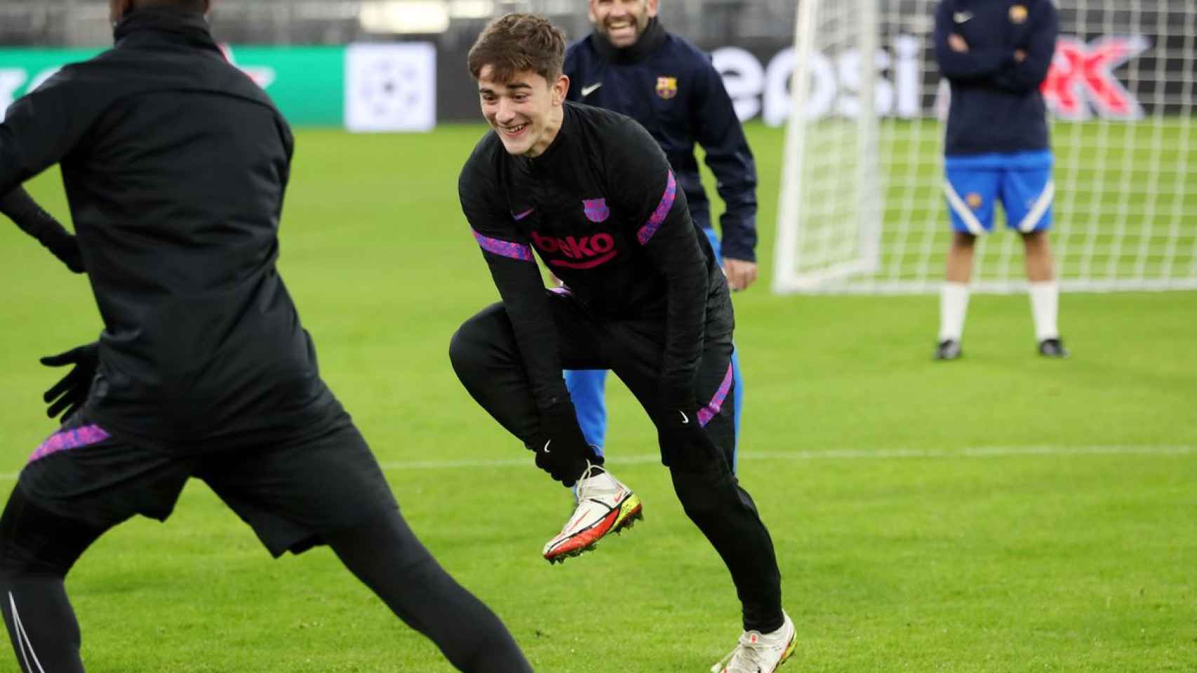 Gavi sonriendo con el Barça / FCB