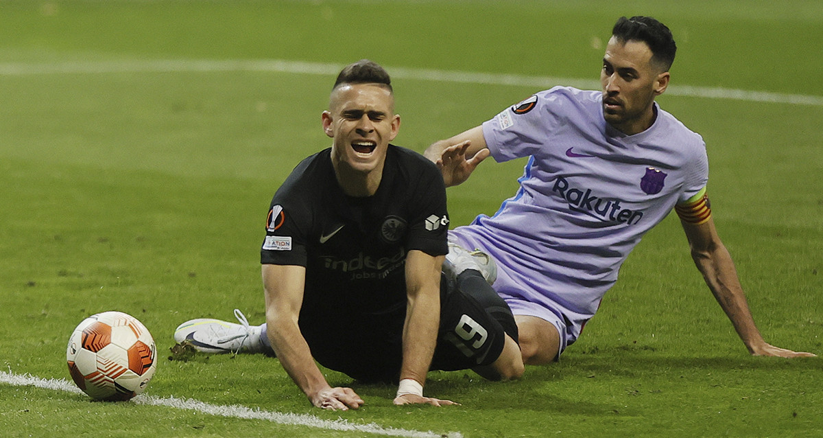 La entrada de Busquets a Rafael Santos Borré, en el partido entre Eintraicht Frankfurt y Barça / EFE