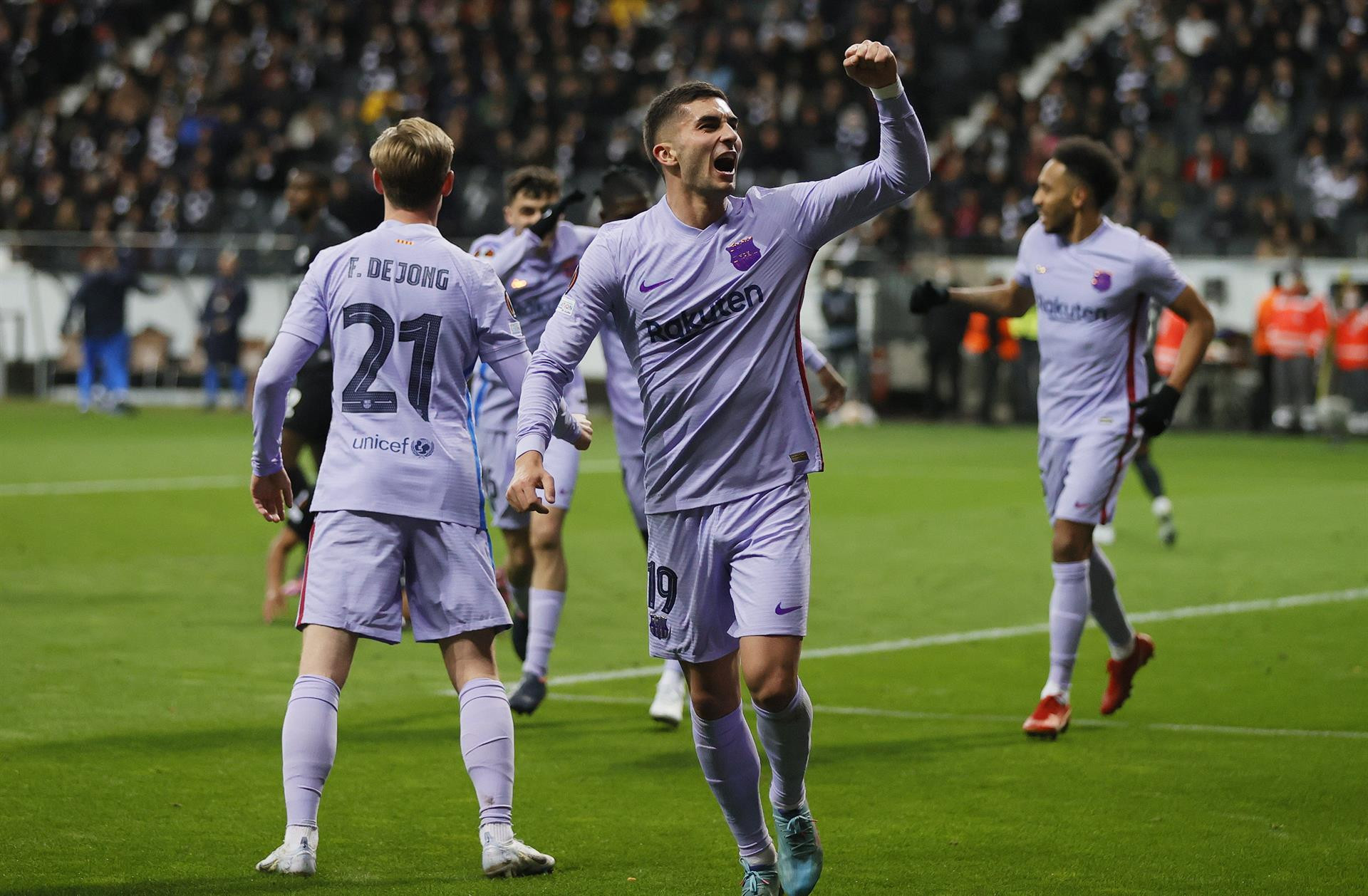 Ferran Torres celebra su gol ante el Eintracht dirigiéndose a la afición del Barça en Frankfurt / EFE