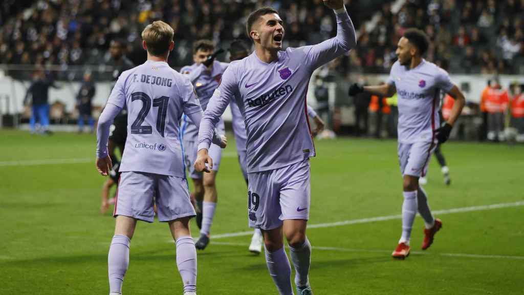 Ferran Torres celebra su gol ante el Eintracht dirigiéndose a la afición del Barça en Frankfurt / EFE