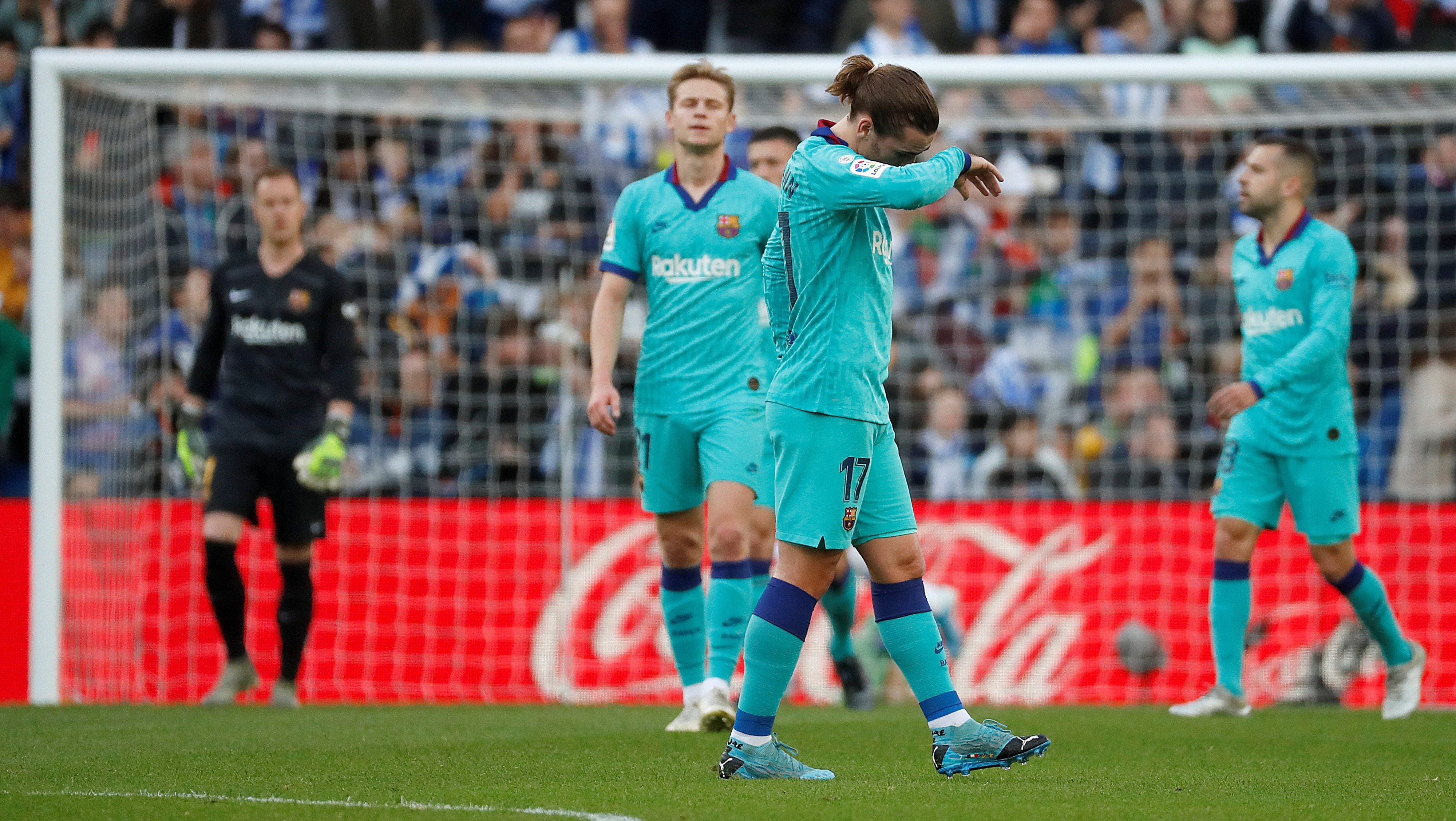 Los jugadores del Barça después del primer gol de la Real Sociedad / EFE