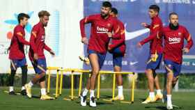 Los jugadores del Barça en un entrenamiento / EFE