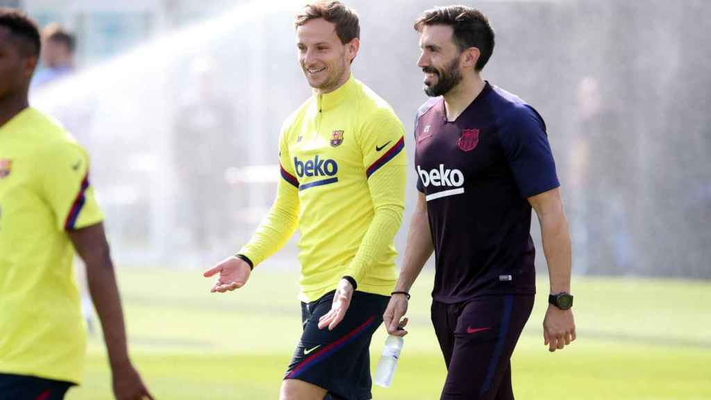 Ivan Rakitic conversando con Eder Sarabia / FC Barcelona