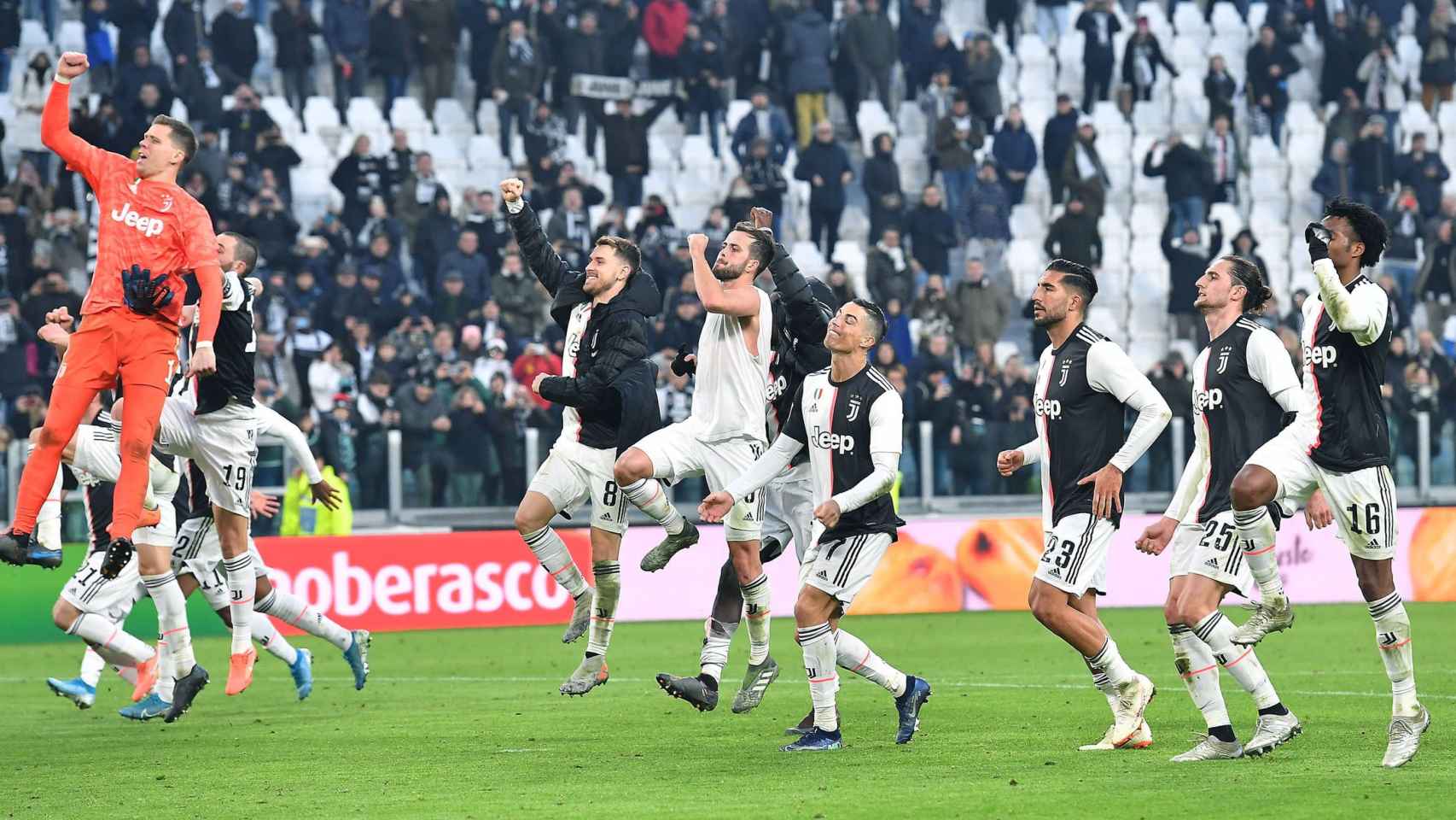 Los jugadores de la Juventus celebran una victoria / EFE