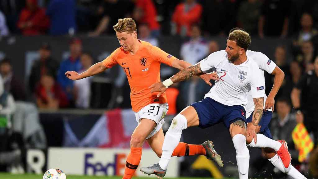 Frenkie de Jong pelea un balón con Kyle Walker / EFE