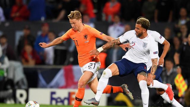 Frenkie de Jong pelea un balón con Kyle Walker / EFE