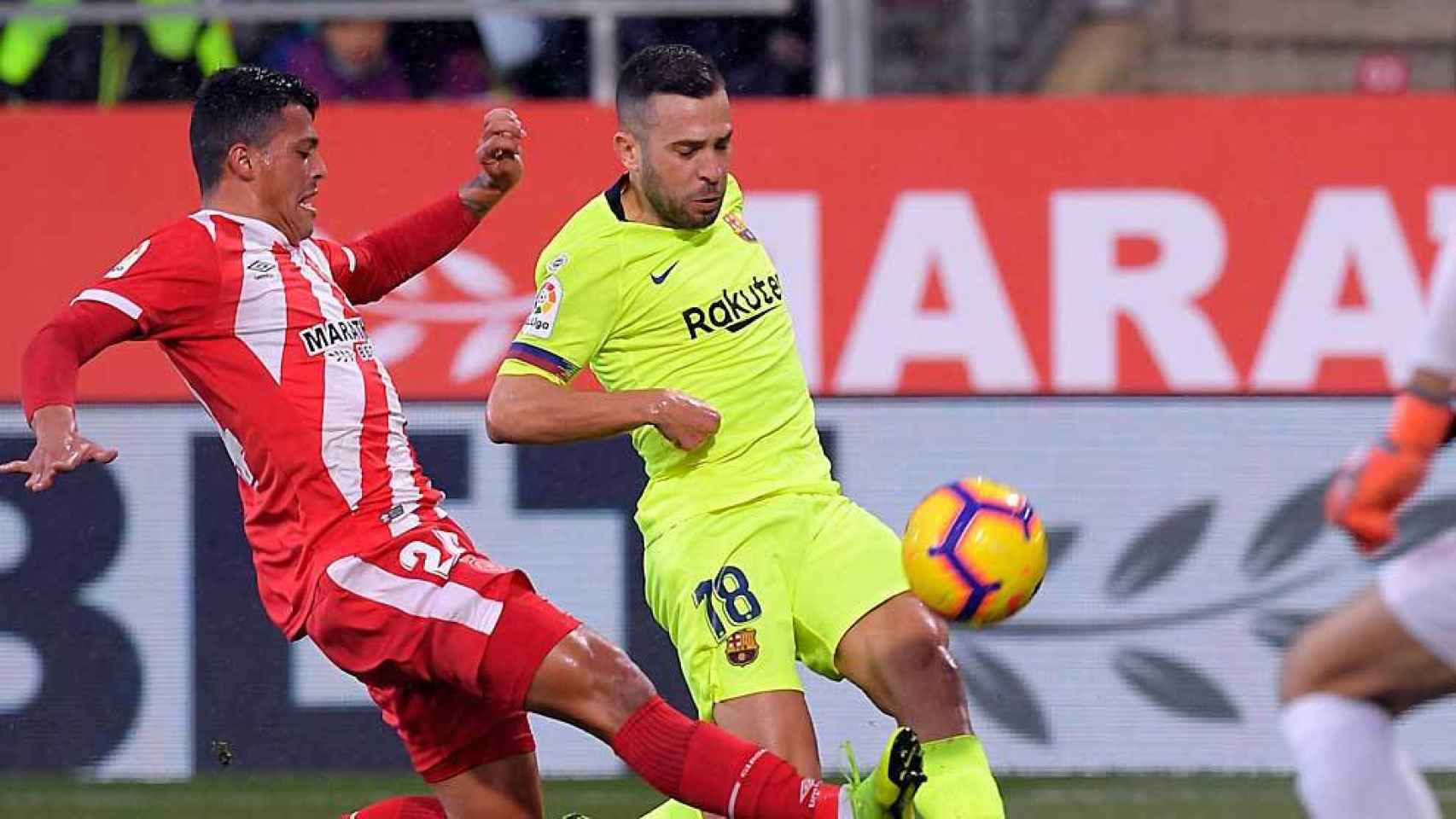 Jordi Alba disputando un balón con Pedro Porro / EFE