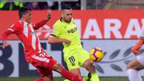 Jordi Alba disputando un balón con Pedro Porro / EFE