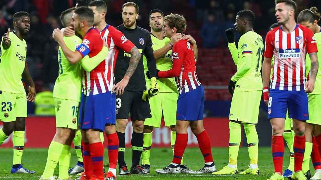 Dembelé persigue a Griezmann al final del partido / EFE