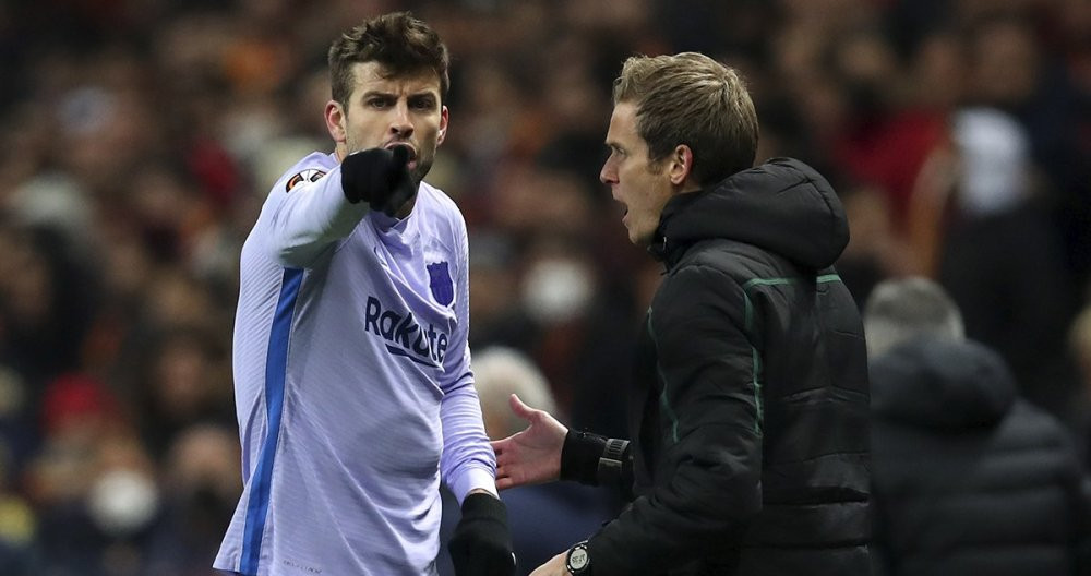 Gerard Piqué, quejándose con el cuarto árbitro, durante el Galatasaray-Barça / EFE