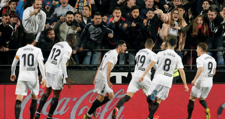 Los futbolistas del Valencia celebran el tanto de Guedes / EFE